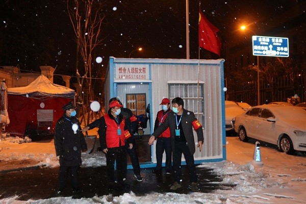图2：十八岗村党员干部在风雪中值班值守。.jpg