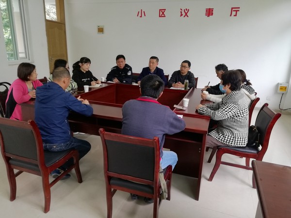 家家景园社区在理想年代小区内成立民情理事会，设立议事厅，在工作中问计于民，商量出更多的社区治理方法，既是社区试点网格化工作的基层治理创新，也是社区党委横向到边、纵向到底服务群众全覆盖的作用得到充分发挥。设立的小区民情理事会成员主要是从以小区内党员代表，热心公益事业、群众公认的居民领袖、网格长、物业公司代表、片警等人员组成..jpg