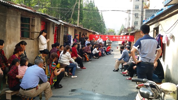 4团安村社区深入社区开展“小巷党课”.jpg