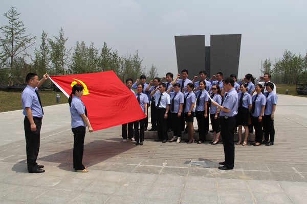中汽新老党员在渡江战役纪念馆前重温入党誓词.jpg