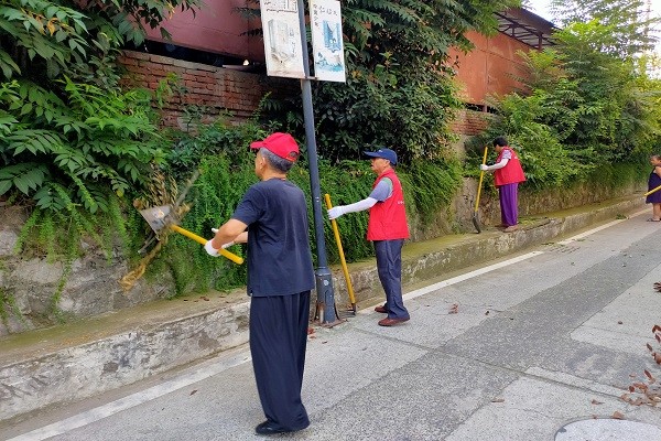 党员退休不褪色 志愿服务助创建  2.jpg