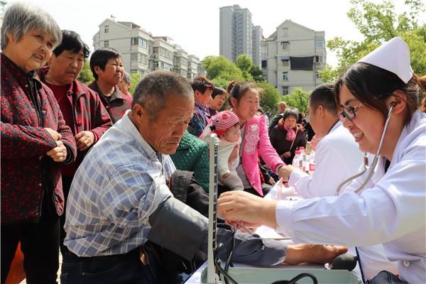 “好大夫进社区、健康送到百姓家”综合文艺汇演服务.jpg