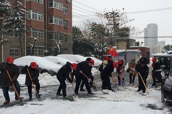 8. 社区组织党员先锋队、志愿者对回迁小区主要道路的积冰积雪进行铲除，为群众营造安全畅通的出行环境.JPG