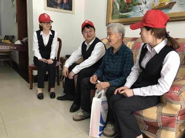 网格员上门看望孤寡老人.jpg
