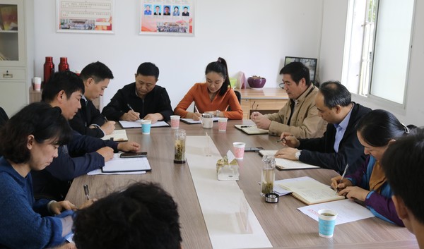 村两委会议.jpg