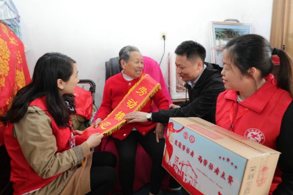 图片：社区志愿者为辖区省劳模送上慰问品，致敬劳动者，为劳动者点赞.jpg