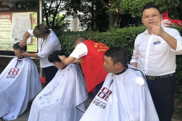 重阳节給小区老人免费理发.jpg