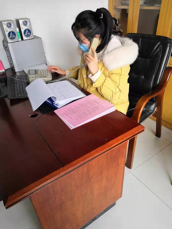 青阳路社区工作人员郭磊正在给辖区居民打电话.jpg