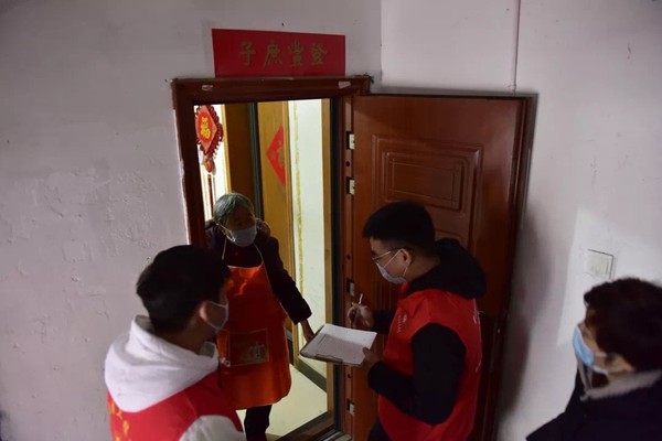 图二：党员入户摸排.JPG