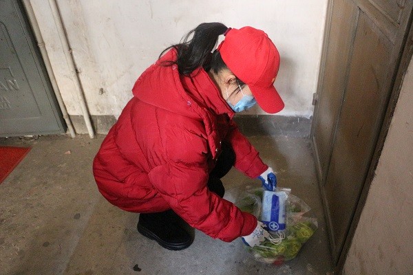 为独居老人送口罩和菜2.JPG