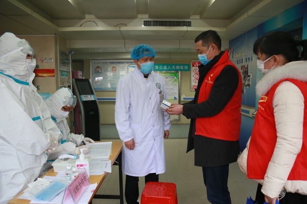 吴传升为居家隔离人员取药并咨询用药说明.JPG