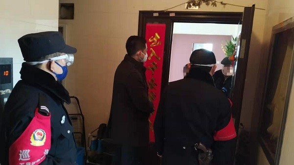 社区民警协助社区对不予配合的居家隔离人员进行批评教育_副本.jpg