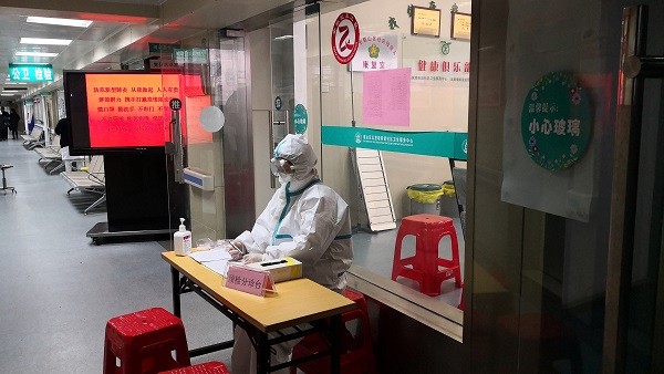 中心的医护人员严把疫情首道关，为居民提供预检分诊和咨询.jpg