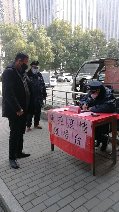 红色物业助力疫情防控工作，搭建宣传台.JPG