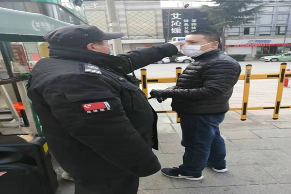 绿城百合小区入口处体温监测_副本.jpg