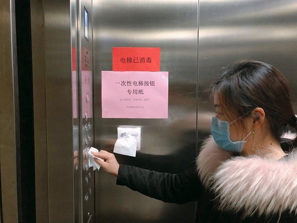 图5：井岗镇在辖区所有电梯配备“一次性电梯按钮专用纸”。.jpg