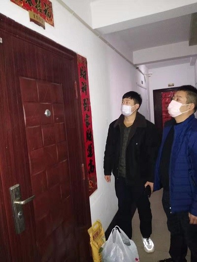 网格员给武汉来肥人员送米和蔬菜.JPG