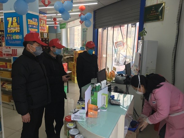 志愿者为辖区居民购买消毒用品.JPG