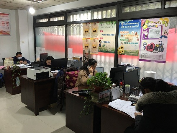 党员志愿者进行电话信息巡查.JPG