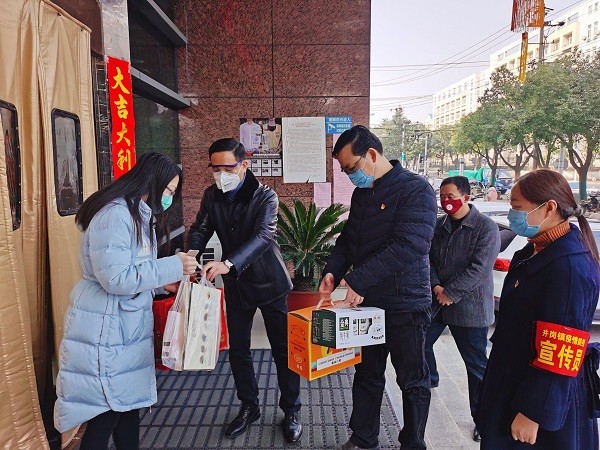 图2：2月4日，镇领导班子一行看望武汉籍自行隔离母子并送上食品。.JPG