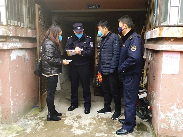 图5：井岗派出所警员协助社区工作人员进行摸排登记.JPG