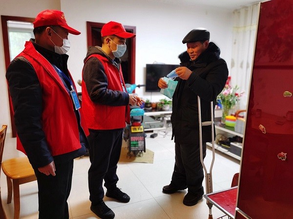 图7：半岛新村社区党员志愿者为辖区特殊家庭送去口罩，并宣传防疫小知识。.JPG