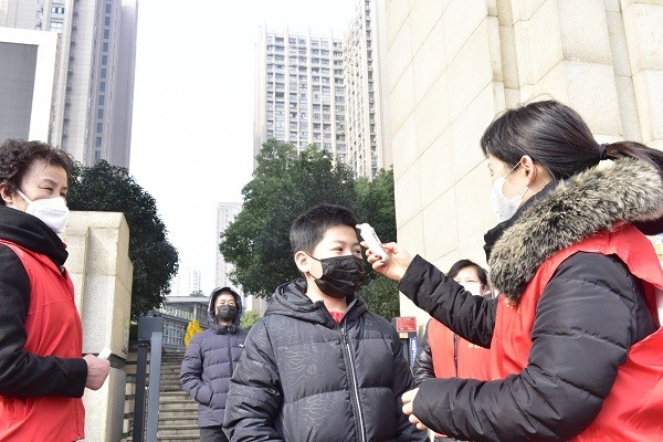 5：井岗镇金大地小区实行封闭式管理，党员为进出居民测量体温.png