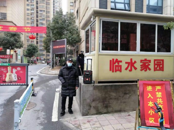 6：井岗镇卫楼社区党员用音箱在小区播放疫情防控宣传快板歌。.PNG