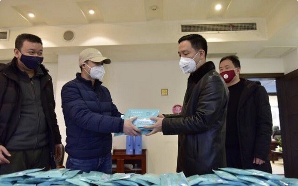 9：党员曹左华（井岗镇辖区内的药房经理）捐赠口罩3000只.JPG