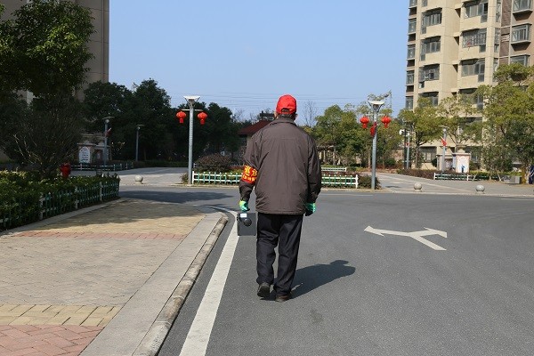 退休干部当保安，守住邻居们的“健康门”.jpg
