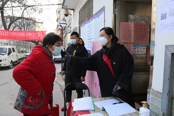 宿舍小区的好邻居，守住老同事的“健康门”.jpg