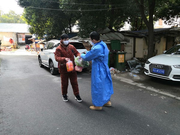 8、居民在楼下点验管家为其代购的物品.jpg