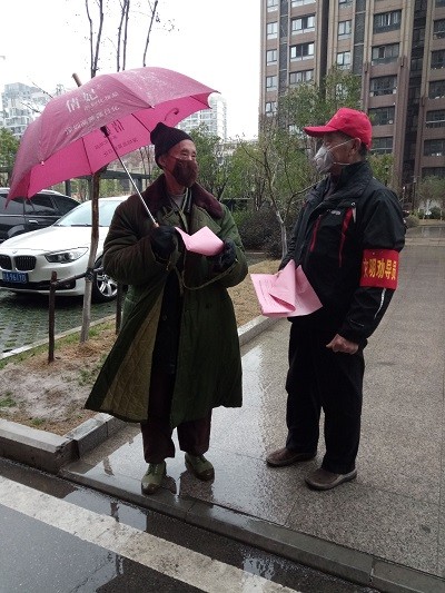 把明德在小区分发疫情防控宣传单.jpg