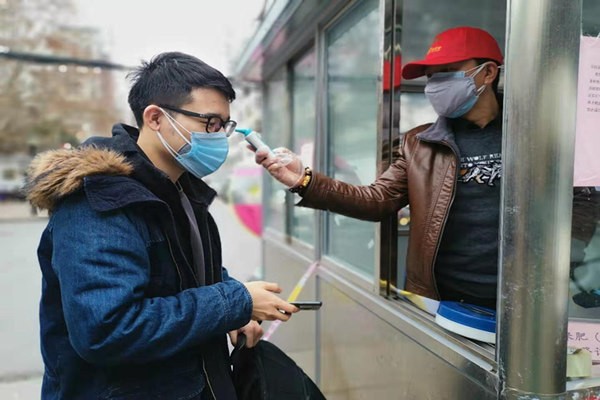 退役军人志愿者王训传在化机厂小区为进出小区居民测量体温_副本.jpg
