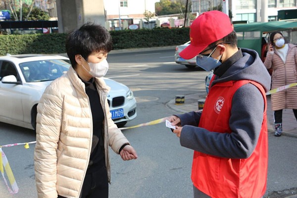 张文焕给辖区居民发放出入卡_副本.jpg