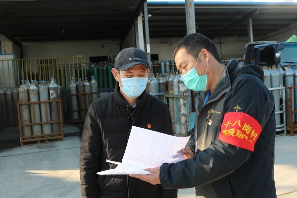图6：十八岗村党员干部刘庆勇帮助恒兴企业备案审核。.JPG