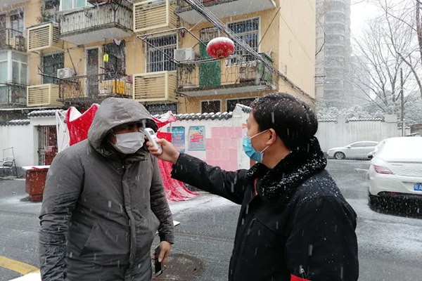 群防群控第一时间组织发动到位，党员志愿者雪中坚守小区大门，为进出小区居民测量体温、查验出入卡_副本.jpg