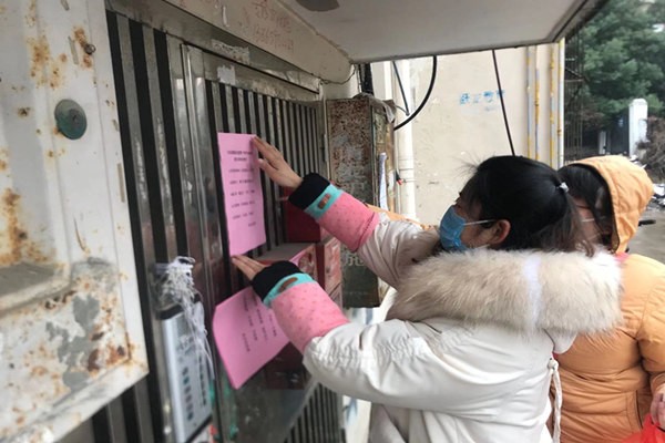 疫情防控第一时间宣传发动到位，社区网格员在小区张贴疫情防控公告_副本.jpg