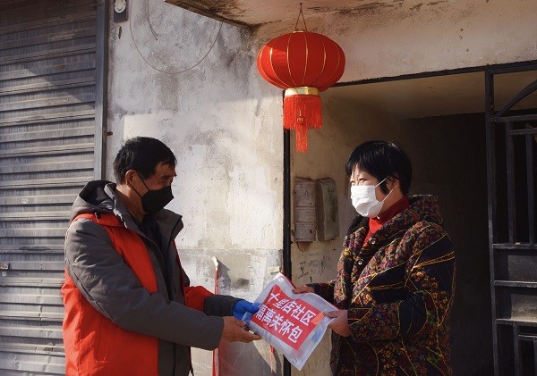 图3：社区党委给房东发放包保租户隔离关怀包.jpg