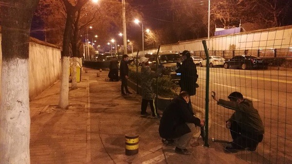 图4：十里店社区连夜施工设立铁丝网围合城中村.jpg