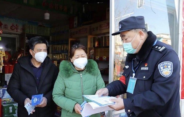 图6：井岗派出所民警协助社区进行信息摸排工作.png