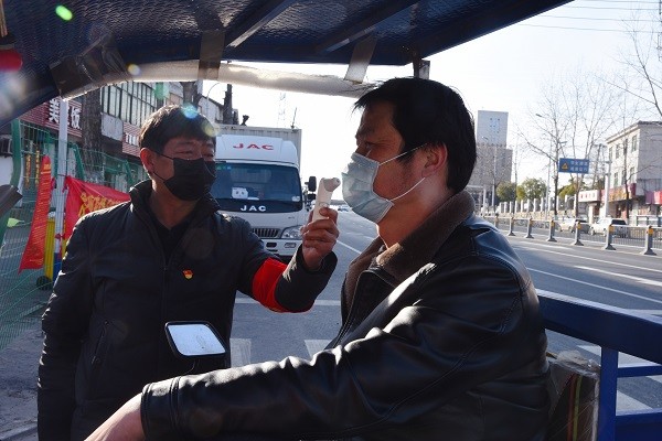 图11：辖区企业业主武继发自发加入社区做志愿者.png