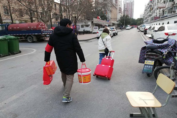 区直党员为复工返肥人员搬运行李_副本.jpg