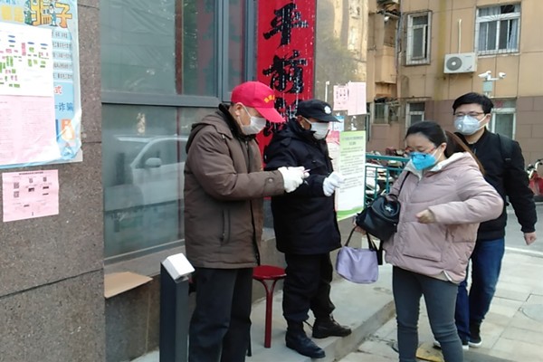 樊松甫值守小区出入口.jpg