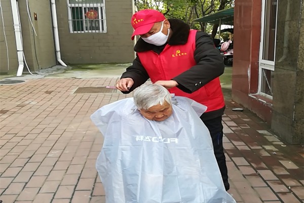 徐立新为辖区老年人免费理发.jpg