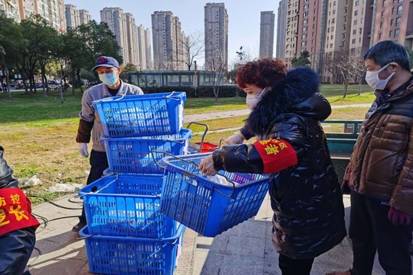 钱丛爱在小区门口为业主分拣线上采购的生活用品.jpg