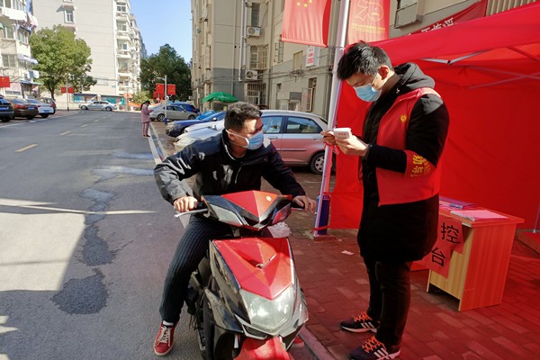 焦传杰检查小区出入证.jpg