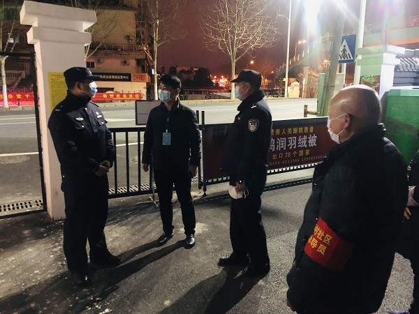 图1：半岛新村社区党总支副书记刘功斌在晚间值班.JPG