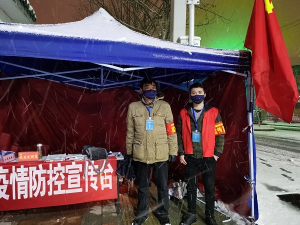 图2：半岛新村社居委主任沈永星在雨雪天气晚间值班.JPG