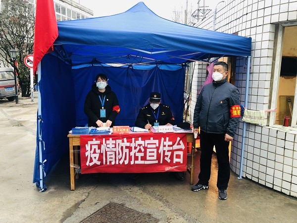 图4：志愿者孙东江在果品批发市场值班，站姿挺拔.png